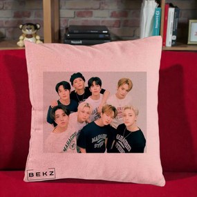Perna Personalizata K-pop Stray Kids Foto Grup Text, 40x40 cm, Roz, Husa Detasabila, Perna Inclusa, BEKZ®