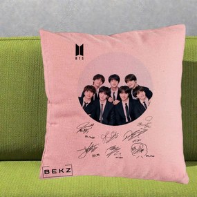 Perna Personalizata K-pop BTS Fotografie Grup Costum Negru si Autografe Cerc, 40x40 cm, Roz, Husa Detasabila, Perna Inclusa, BEKZ®