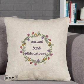 Cadou pentru Educatoare - Perna Personalizata Cea mai Buna Educatoare cu Coronita Florala Colorata, 40x40 cm, Bej Canapea, Husa Detasabila, Perna Inclusa, BEKZ®
