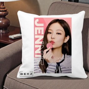 Perna Personalizata K-pop BLACKPINK Jennie cu Semnatura si Fond Roz, 40x40 cm, Alba Mata, Husa Detasabila, Perna Inclusa, BEKZ®