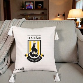 Perna Personalizata CSM Ceahlaul Piatra Neamt Fotbal, 40x40 cm, Bej cu Franjuri, Husa Detasabila, Perna Inclusa, BEKZ®