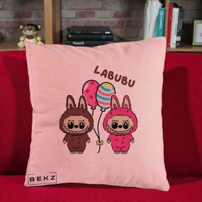 Perna Personalizata Labubu Cuplu cu Baloane, 40x40 cm, Roz, Husa Detasabila, Perna Inclusa, BEKZ®