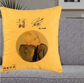 Perna Personalizata K-pop BTS Suga Portret cu Autograf, 40x40 cm, Galben, Husa Detasabila, Perna Inclusa, BEKZ®