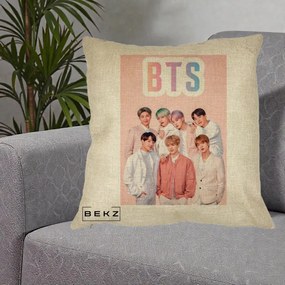 Perna Personalizata K-pop BTS Foto Grup cu BTS si Fond Roz Pastel, 40x40 cm, Crem, Husa Detasabila, Perna Inclusa, BEKZ®