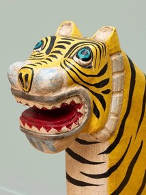 Fotoliu sculptural din lemn de mango în formă de tigru, orientare dreapta, „Tiger”