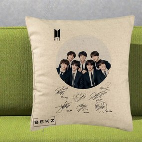 Perna Personalizata K-pop BTS Fotografie Grup Costum Negru si Autografe Cerc, 40x40 cm, Bej, Husa Detasabila, Perna Inclusa, BEKZ®