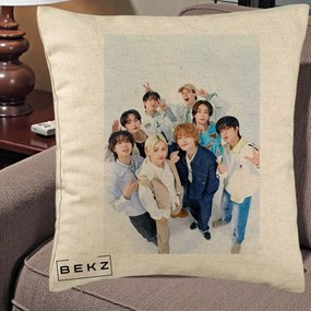 Perna Personalizata K-pop Stray Kids Foto Grup Alb cu 8 Membrii de Sus, 40x40 cm, Bej, Husa Detasabila, Perna Inclusa, BEKZ®
