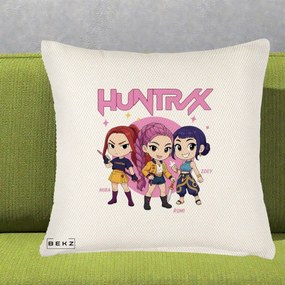 Perna Personalizata K-pop HUNTRX Trio Chibi cu Arme, 40x40 cm, Crem Reliefat, Husa Detasabila, Perna Inclusa, BEKZ®