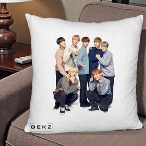 Perna Personalizata K-pop BTS Foto Grup In Picioare Tricoturi, 40x40 cm, Alb Pufos, Husa Detasabila, Perna Inclusa, BEKZ®