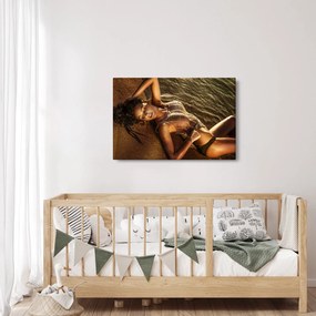 Tablou cu femeia întinsă pe plajă (90x60 cm)