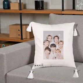 Perna Personalizata K-pop BTS Foto Grup Cute cu Animatii si 7 Membrii, 40x40 cm, Bej cu Franjuri, Husa Detasabila, Perna Inclusa, BEKZ®