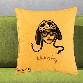 Perna Personalizata Wednesday Addams cu Caine Dalmatian, 40x40 cm, Galben, Husa Detasabila, Perna Inclusa, BEKZ®