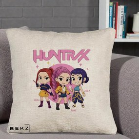 Perna Personalizata K-pop HUNTRX Trio Chibi cu Arme, 40x40 cm, Bej Canapea, Husa Detasabila, Perna Inclusa, BEKZ®