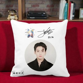 Perna Personalizata K-pop BTS Jungkook Portret cu Autograf, 40x40 cm, Alba Mata, Husa Detasabila, Perna Inclusa, BEKZ®