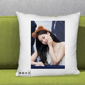 Perna Personalizata K-pop BLACKPINK Jennie Cute cu Diadema Ursulet, 40x40 cm, Alb Pufos, Husa Detasabila, Perna Inclusa, BEKZ®
