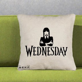 Perna Personalizata Wednesday Addams cu Brate Incrucisate, 40x40 cm, Bej Canapea, Husa Detasabila, Perna Inclusa, BEKZ®