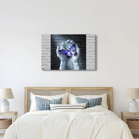 Tablou - Fluture violet pe perete (90x60 cm)