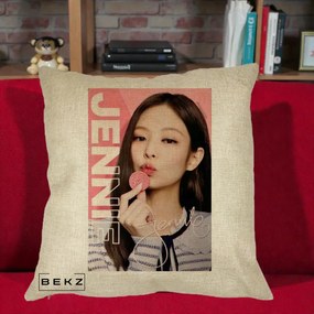 Perna Personalizata K-pop BLACKPINK Jennie cu Semnatura si Fond Roz, 40x40 cm, Crem, Husa Detasabila, Perna Inclusa, BEKZ®