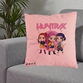 Perna Personalizata K-pop HUNTRX Trio Chibi cu Arme, 40x40 cm, Roz, Husa Detasabila, Perna Inclusa, BEKZ®
