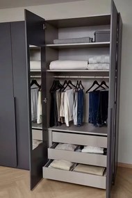 Dulap 301 cm lățime, 6 uși batante, material PAL, MDF, fronturi sticlă, culoare negru, compartimentare premium, înălțime 223 cm