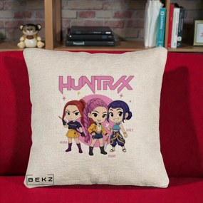 Perna Personalizata K-pop HUNTRX Trio Chibi cu Arme, 40x40 cm, Bej Canapea, Husa Detasabila, Perna Inclusa, BEKZ®