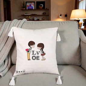 Cadou Romantic - Perna Personalizata Cuplu Kawaii LOVE, 40x40 cm, Bej cu Franjuri, Husa Detasabila, Perna Inclusa, BEKZ®