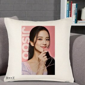 Perna Personalizata K-pop BLACKPINK Jisoo cu Semnatura si Fond Roz, 40x40 cm, Crem Reliefat, Husa Detasabila, Perna Inclusa, BEKZ®