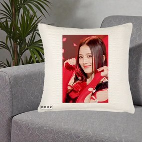 Perna Personalizata K-pop BLACKPINK Jisoo Rosu, 40x40 cm, Crem Reliefat, Husa Detasabila, Perna Inclusa, BEKZ®