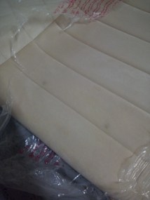 OFERTA Scaun de catifea beige LAVA cu picioare negre II. calitate
