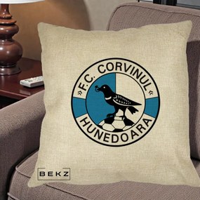 Perna Personalizata FC Corvinul Hunedoara Fotbal, 40x40 cm, Crem, Husa Detasabila, Perna Inclusa, BEKZ®