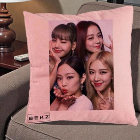 Perna Personalizata K-pop BLACKPINK Foto Grup Selfie 4 Membre, 40x40 cm, Roz, Husa Detasabila, Perna Inclusa, BEKZ®