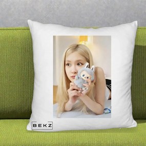 Perna Personalizata K-pop BLACKPINK Rose cu Papusa Iepure, 40x40 cm, Alb Pufos, Husa Detasabila, Perna Inclusa, BEKZ®