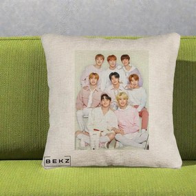 Perna Personalizata K-pop Stray Kids Foto Grup Pastel Roz-Alb cu 8 Membrii, 40x40 cm, Bej Canapea, Husa Detasabila, Perna Inclusa, BEKZ®