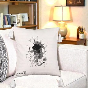 Perna Personalizata Attack on Titan Titan Crapand Zidul, 40x40 cm, Bej cu Franjuri, Husa Detasabila, Perna Inclusa, BEKZ®