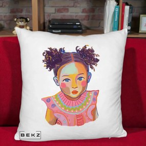 Perna Decorativa Fetita Vesela Portret Colorat, 40x40 cm, Alb Pufos, Husa Detasabila, Perna Inclusa, BEKZ®