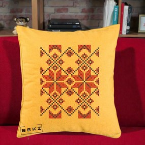 Perna Personalizata Motiv Traditional Cusatura Rosu-Negru, 40x40 cm, Galben, Husa Detasabila, Perna Inclusa, BEKZ®