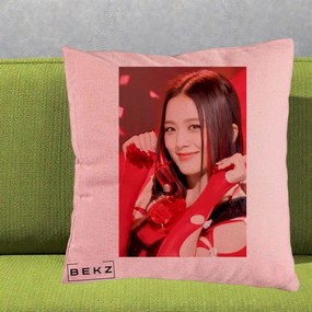 Perna Personalizata K-pop BLACKPINK Jisoo Rosu, 40x40 cm, Roz, Husa Detasabila, Perna Inclusa, BEKZ®