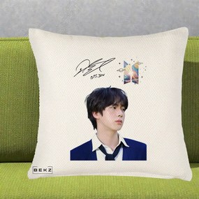Perna Personalizata K-pop BTS Jin Portret Tinuta Albastra Autograf, 40x40 cm, Crem Reliefat, Husa Detasabila, Perna Inclusa, BEKZ®