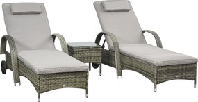 Outsunny Set de 2 șezlonguri mari confortabile : saltea, tetieră, spătar reglabil pe multiple poziții, cotiere, roți + măsuță joasă cu blat din sticlă securizată și rășină împletită gri | Aosom Romania