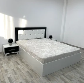 Set pat tapitat Milano, culoare alb / negru, cu 2 noptiere Viena si saltea superortopedica lux 160 x 200 cm
