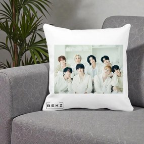 Perna Personalizata K-pop Stray Kids Foto Grup Alb All-White cu 8 Membrii, 40x40 cm, Alba Mata, Husa Detasabila, Perna Inclusa, BEKZ®