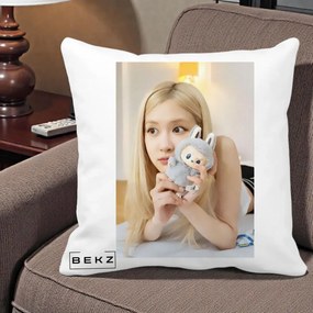 Perna Personalizata K-pop BLACKPINK Rose cu Papusa Iepure, 40x40 cm, Alba Mata, Husa Detasabila, Perna Inclusa, BEKZ®
