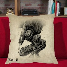 Perna Personalizata Berserk Guts Armor of Darkness Manga, 40x40 cm, Crem, Husa Detasabila, Perna Inclusa, BEKZ®