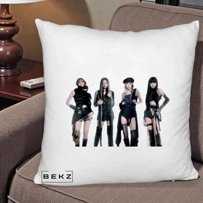 Perna Personalizata K-pop BLACKPINK Tinute Negre Elegante Grup, 40x40 cm, Alb Pufos, Husa Detasabila, Perna Inclusa, BEKZ®