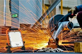 Proiector LED reîncărcabil cu stativ LED/50W/3,2V 4500K 5000 mAh IP65 portocaliu