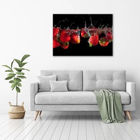 Tablou pe pânză canvas Căpșune sub apă