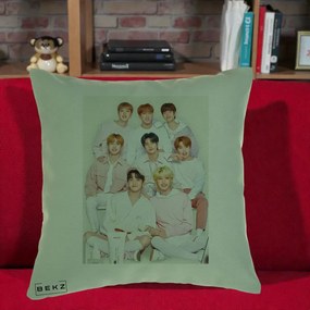 Perna Personalizata K-pop Stray Kids Foto Grup Pastel Roz-Alb cu 8 Membrii, 40x40 cm, Verde, Husa Detasabila, Perna Inclusa, BEKZ®