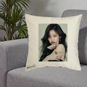 Perna Personalizata K-pop BLACKPINK Jennie Editorial Negru cu Inele, 40x40 cm, Ecru, Husa Detasabila, Perna Inclusa, BEKZ®