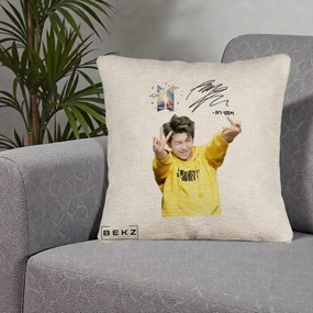 Perna Personalizata K-pop BTS RM Namjoon Hanorac Galben Autograf, 40x40 cm, Bej Canapea, Husa Detasabila, Perna Inclusa, BEKZ®