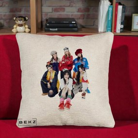 Perna Personalizata Grup K-pop Fete Streetwear Foto, 40x40 cm, Bej Canapea, Husa Detasabila, Perna Inclusa, BEKZ®